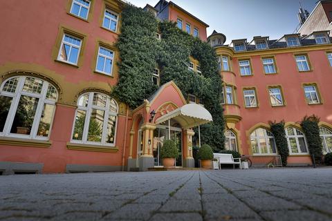 Normalbetrieb ist erstmal nicht absehbar: Das Hotel Oranien in Wiesbaden bleibt in der Krise.                               Foto: Lukas Görlach