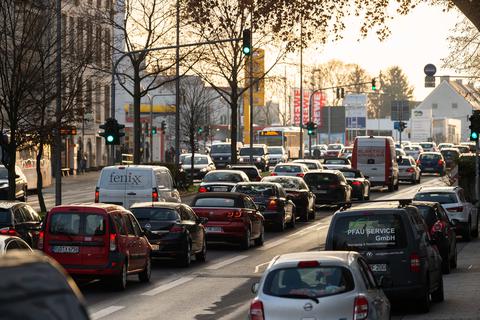 Stoßstange an Stoßstange, dicht gedrängt: Ein alltägliches Bild in der Schiersteiner Straße, eine der meist befahrenen Verkehrsachsen Wiesbadens. Foto: dpa