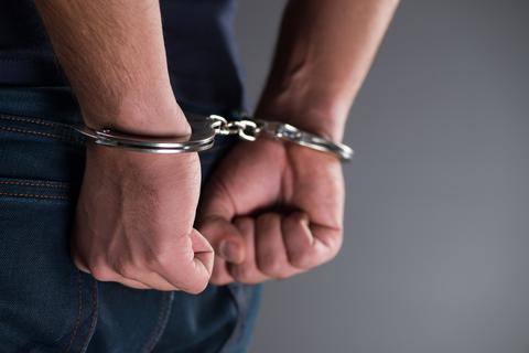 Gewahrsam; Festnahme; Geschäft; Geschäftsmann; gefangen; Kette; verurteilen; Verbrechen; kriminell; Manschetten; Häftling; Betrug; Freiheit; Handschellen; mit Handschellen gefesselt; illegal; männlich; Mann; Häftling; Bestrafung; Sicherheit; lustig; verhaftet; Dieb; Sklaverei; Armband; Handschellen; Gangster; Gefängnis; gebunden; Konzept; Haft; Gerechtigkeit; Gesetz; Gesetzesbrecher; sperren; Täter; Gefängnis; Bestechung; Bestechung; im Laufe der Zeit; Frustration; Gefangenschaft; Sklave; Betrüger; fcpa; Korruption; beschädigt; gefangen; festgenommen