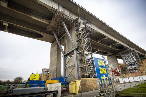 Die mit einem Stahlkorsett verstärkte Nordbrücke (hier vorne im Bild) der Wiesbadener Salzbachtalbrücke muss noch bis 2024 durchhalten.              Foto: Lukas Görlach