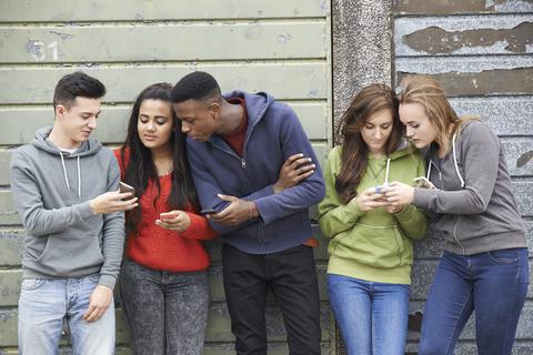 Ständige Begleiter: Ohne ihre Smartphones verlassen die meisten Jugendlichen nicht das Haus. Was sie damit machen, wissen viele Eltern nicht.  Foto: highwaystarz - stock.adobe
