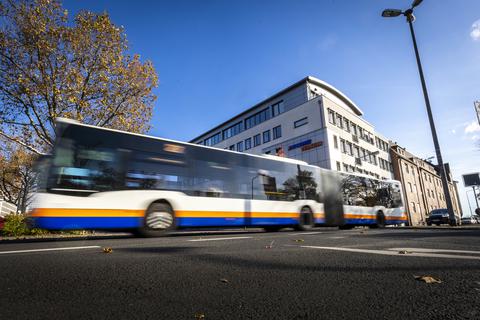 Für die Reduktion der Busfahrpläne in Wiesbaden erntet die ESWE-Verkehr heftige Kritik.  Foto: Lukas Görlach