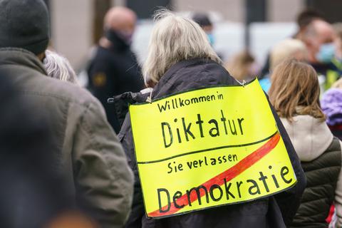Eine Demonstrantin bei einer "Querdenken"-Kundgebung im April in Wiesbaden.  Foto: dpa/ Frank Rumpenhorst
