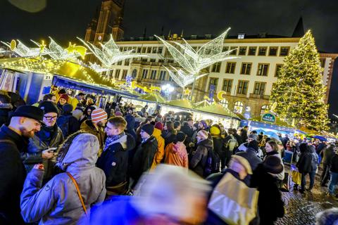 Der Sternschnuppenmarkt in Wiesbaden 2019. Dieses Jahr reißt der Weihnachtsmarkt wegen der Corona-Maßnahmen ein Loch in den Stadthaushalt.  Archivfoto: Sascha Kopp