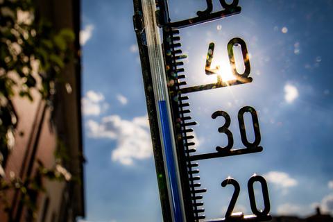 Ein Thermometer in der Sonne. © dpa