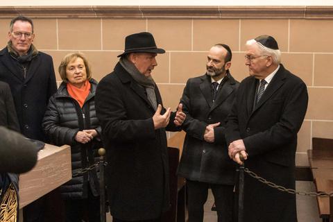 OB Adolf Kessel erläutert in der Synagoge, dass Bundespräsident Heinrich Lübke 1961 das Lesepult gestiftet habe.