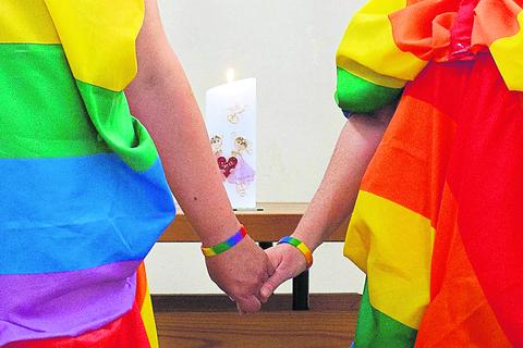 Zwei homosexuelle Paare haben in den vergangenen Jahren im Heppenheimer Pfarreienverbund eine Segnung erhalten. Obwohl der Vatikan am Montag ein „Segnungsverbot“ verkündet hat, will das Pastoralteam aus der Kreisstadt auch künftig „für alle ansprechbar“ bleiben. Symbolfoto: dpa
