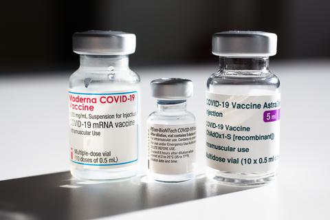 Ampullen der Corona-Impfstoffe von Biontech/Pfizer, Moderna und AstraZeneca werden präsentiert. Foto: dpa