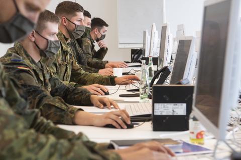 Soldaten der Bundeswehr sollen auch in Wiesbaden bei der Nachverfolgung von Corona-Infektionsketten helfen.  Foto: dpa