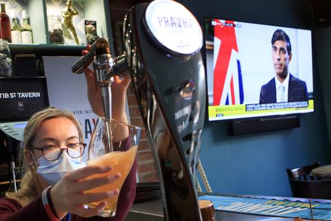 Wegen des Corona-Lockdowns müssen in Großbritannien insgesamt fast 50 Millionen Liter Bier vernichtet werden. Foto: dpa