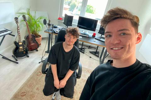 Die Entertainer Roman (links) und Heiko Lochmann in ihrem Darmstädter Studio. Foto: Heiko Lochmann 