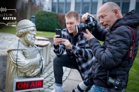 Ganz nah dran am Objekt der Begierde: Profi-Fotografen kennen keine Scheu, stehen immer in erster Reihe. Aber was unterscheidet sie eigentlich vom geübten Hobby-Fotograf? Sascha und Lukas klären auf.