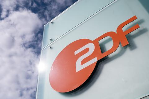 Das Logo des ZDF am Sendezentrum des Zweiten Deutschen Fernsehens in Mainz.