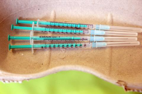 Spritzen mit Comirnaty-Impfstoff des Herstellers Biontech/Pfizer liegen in einer Praxis einer Hausärztin zum Verimpfen bereit. Symbolfoto: dpa