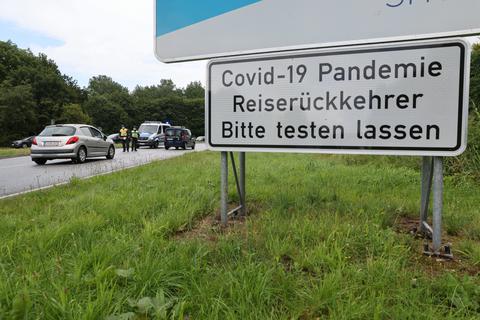 Ein Schild an der deutsch-dänischen Grenze weist auf die Corona-Testpflicht für Reiserückkehrer hin. Foto: dpa