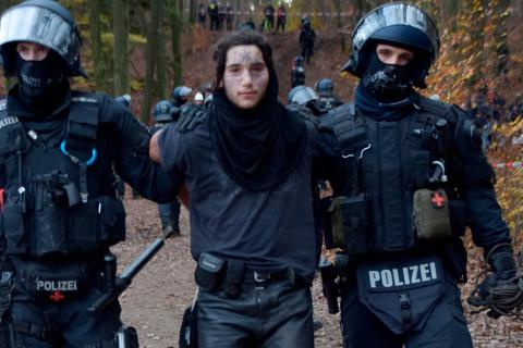 Die Polizei führt einen Aktivisten ab. Foto: Günther Krämer 