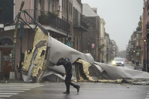 Ein Mann geht an einem Teil des Daches vorbei, das durch den Hurrikan Ida von einem Gebäude im French Quaeter weggeblasen wurde.  Foto: dpa