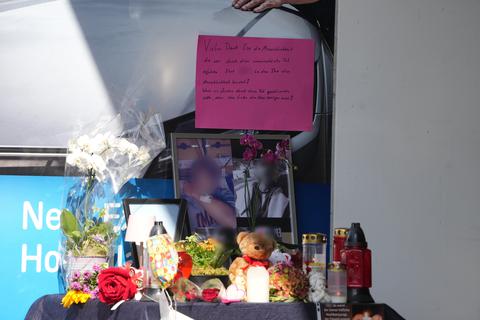 Blumen, Kerzen und Botschaften an das Opfer liegen an einer Tankstelle in der Innenstadt. Ein Angestellter der Tankstelle war am Samstagabend von einem Mann mit einem Revolver erschossen worden. Foto: dpa/Thomas Frey