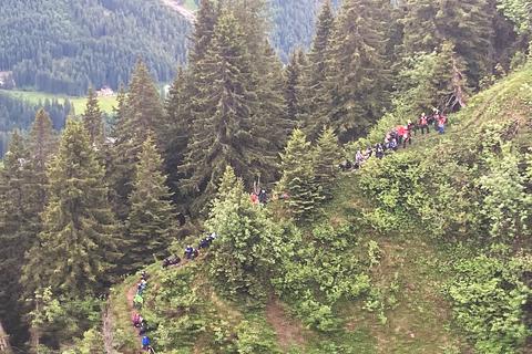Schüler und Lehrer eines Gymnasiums aus der Pfalz sind beim Wandern im Kleinwalsertal in Österreich in Bergnot geraten und mussten gerettet werden. Foto: Landespolizeidirektion Vorarlberg/Apa/dpa