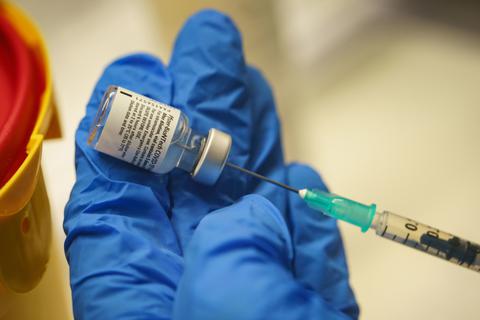 Ein Arzt bereitet eine Dosis mit dem Biontech/Pfizer-Impfstoff vor.  Symbolfoto: dpa
