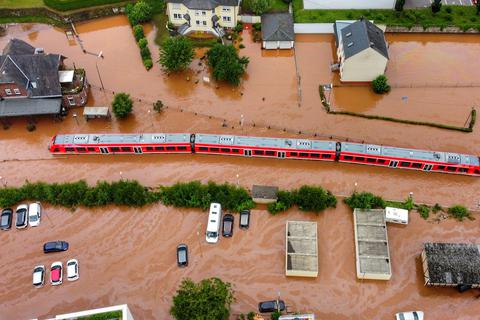 Kordel: Ein Regionalzug steht im Bahnhof des Ortes im Wasser. Der Ort ist vom Hochwasser der Kyll überflutet. Foto: Sebastian Schmitt/dpa