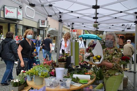 Corona macht zwangsweise erfinderisch: Marion Uihlein (rechts) verkauft ihre Blumen jetzt zusätzlich auf dem Wochenmarkt. Foto: Jochen Werner