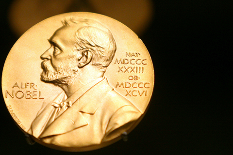 Eine Medaille mit dem Konterfei von Alfred Nobel ist im Nobel Museum zu sehen.  Foto: Kay Nietfeld/dpa