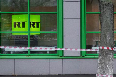 Das Logo des umstrittenen Senders, eines Ablegers des russischen Staatssenders, am Firmensitz in Berlin. Foto: dpa 