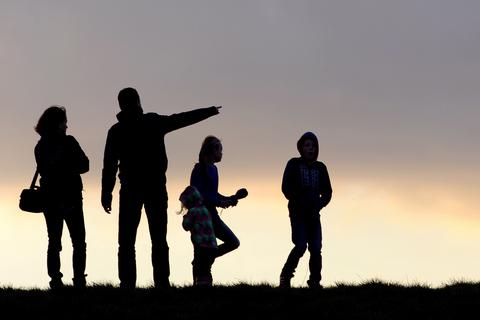  Unter dem abendlichen Wolkenhimmel geht eine Familie spazieren. Das Bundesverfassungsgericht entscheidet, ob die Zahl der Kinder beim Beitrag zu Pflege-, Kranken- und Rentenversicherung eine Rolle spielt.  Foto: Ingo Wagner/dpa