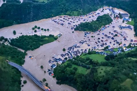 Die von der Polizei zur Verfügung gestellte Luftaufnahme zeigt den vom Ahr-Hochwasser überfluteten Ortsteil Altenburg. Foto: dpa