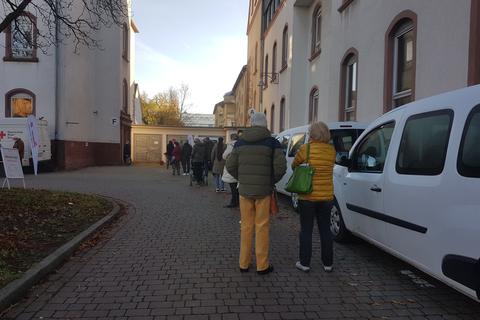Vor der Impfambulanz des Gesundheitsamts Darmstadt stehen Menschen an, die dort eine Booster-Impfung erhalten wollen.                Foto: Felix Gömöry 