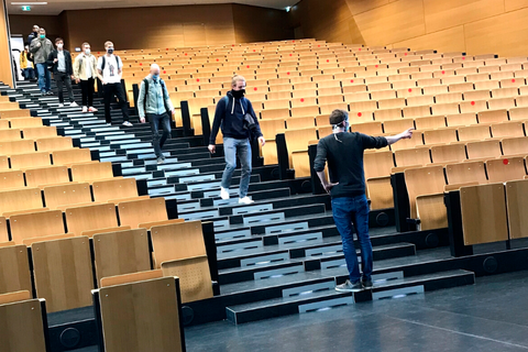 Auf markierten Plätzen mit Sicherheitsabstand werden die Studenten im Audimax der TU Darmstadt ihre Klausuren nachholen.  Foto: Susanne Schienbein 