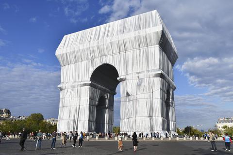 Bei der Umsetzung des Lebensprojektes des Künstlerpaares Christo und Jeanne-Claude wurde der Triumphbogen verhüllt.  Foto: dpa