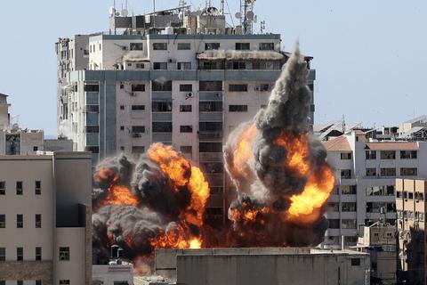 Israels Armee bombardiert ein Hochhaus in Gaza-Stadt, in dem auch internationale Medien untergebracht waren. Foto: dpa