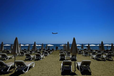 Manche Urlauber hat die Einstufung als Virusvariantengebiet unvorbereitet getroffen. Foto: dpa/AP/Petros Karadjias