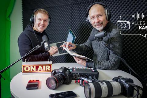Zwei Pressefotografen im Podcast-Studio: Lukas Görlach (links im Bild) und Sascha Kopp (rechts) starten in ihrer ersten Folge mit einem Einblick in die Welt der Fotografie.