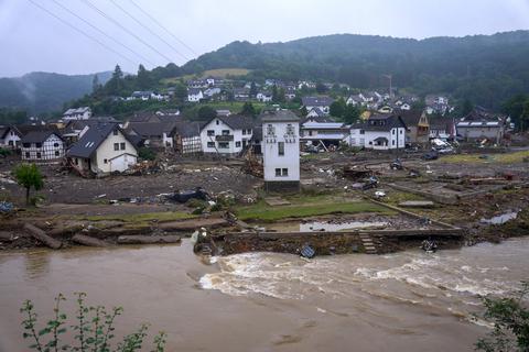 Blick auf die Gemeinde Schuld am Tag nach der Hochwasserkatastrophe. Starkregen führte zu extremen Überschwemmungen. Foto: dpa