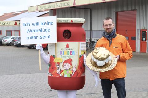 Die Übergabe des Goldenen Windbeutels an Zwergenwiese in Silberstedt.  Foto: foodwatch / Udo Fischer