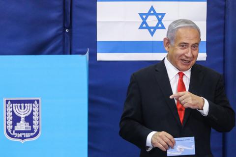 Benjamin Netanjahu, Ministerpräsident von Israel und Vorsitzender der rechtskonservativen Likud-Partei, kommt zur Stimmabgabe.  Foto: dpa