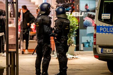 Erste Bilanz nach den Ausschreitungen in Stuttgart: Eingeschlagene Schaufenster, Plünderungen und Straßenschlachten von Kleingruppen mit der Polizei. Foto: dpa 