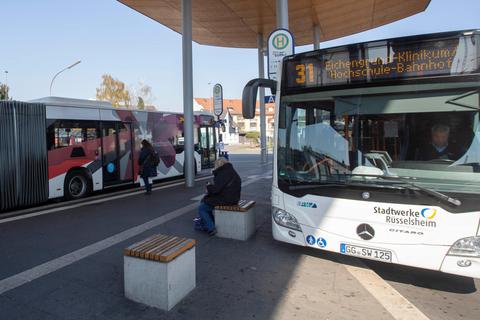 Zum Schutz der Fahrgäste und der Fahrers können Tickets nicht mehr direkt im Bus gekauft werden.    Foto: Vollformat/ Volker Dziemballa 