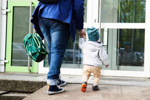 Eine Mutter bringt ihr Kind zur Kita.  Foto: dpa