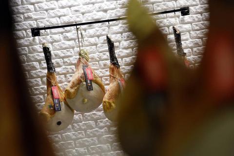Fleisch oder Schinken als ein Stück Lebenskraft? Viele sehen das inzwischen anders. Foto: imago/                  Christoph Hardt