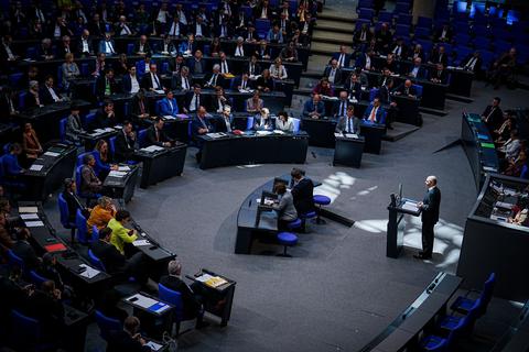 Heute stimmt der Bundestag über die Wahlrechtsreform ab. Aktuell sitzen dort 736 Abgeordnete. Der Ampel-Vorschlag sieht vor, dass das Parlament wieder auf 630 Mandate verkleinert wird.