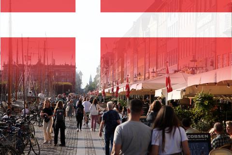 Beschränkungsfrei: Passanten spazieren am Nyhavn in Kopenhagen entlang, dem bei Touristen beliebten Hafen mit seinen bunten Häuschen. In Dänemark gelten seit 1. Februar weder Maskenpflicht noch Kontaktbeschränkungen.Illustration: Adobestock - iiierlok_xolms 
