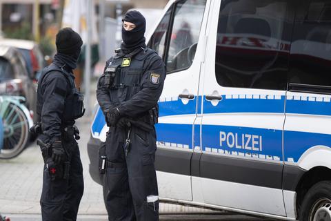 Polizeibeamte während einer Razzia gegen sogenannte „Reichsbürger“ in Frankfurt.