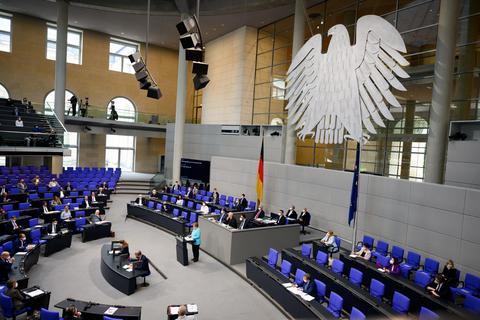 Bundeskanzlerin Angela Merkel (CDU, M) gibt eine Regierungserklärung zum bevorstehenden EU-Gipfel bei der Sitzung des Deutschen Bundestags ab.  Foto: dpa
