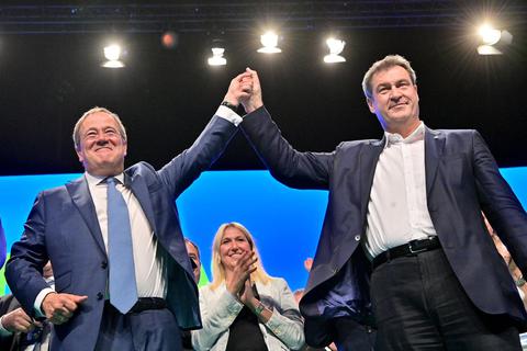 Markus Söder (r), CSU-Parteivorsitzender und Ministerpräsident von Bayern, und Armin Laschet (l), Unions-Kanzlerkandidat und CDU-Vorsitzender, beim CSU-Parteitag in Nürnberg. Foto: dpa