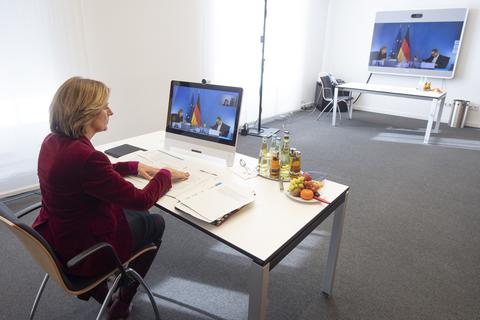 Malu Dreyer (SPD), Ministerpräsidentin von Rheinland-Pfalz, sitzt bei der "Corona-Schalte" vor ihrem Monitor in der Staatskanzlei in Mainz. Foto: dpa