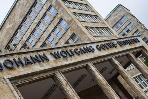 Der Schriftzug „Johann Wolfgang Goethe-Universität“ steht über dem Eingang des Hauptgebäude.